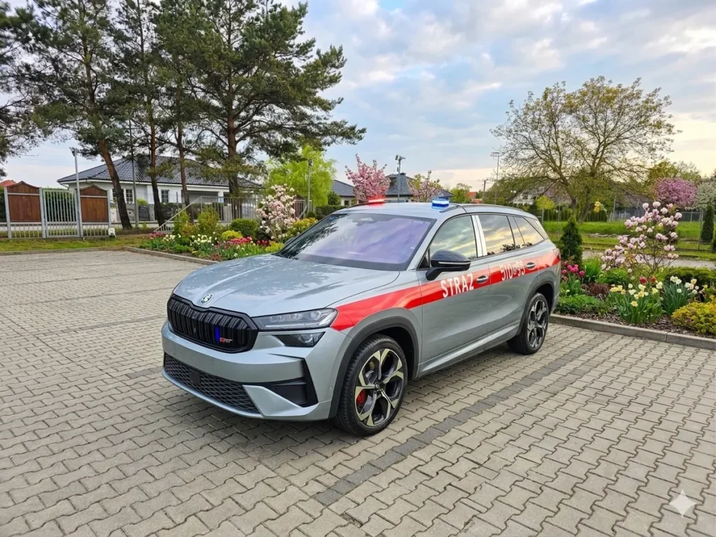 Srebrny SUV Škoda oznakowany jako samochód operacyjny Państwowej Straży Pożarnej zaparkowany na kostce brukowej